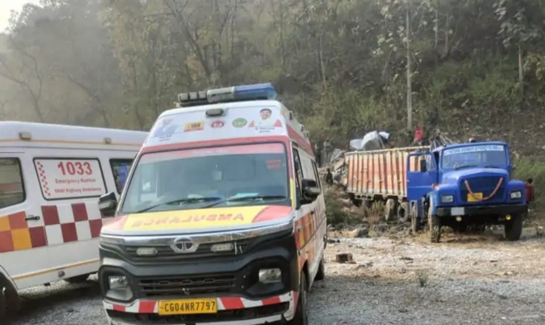 Chhindwara News truck loaded with corn overturned near Dulha Devghat driver died