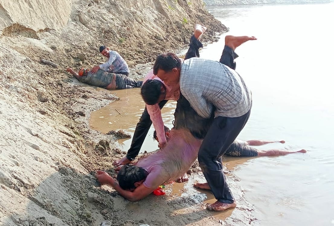Four protesters jumped into Ramganga to commit suicide... were barely saved
