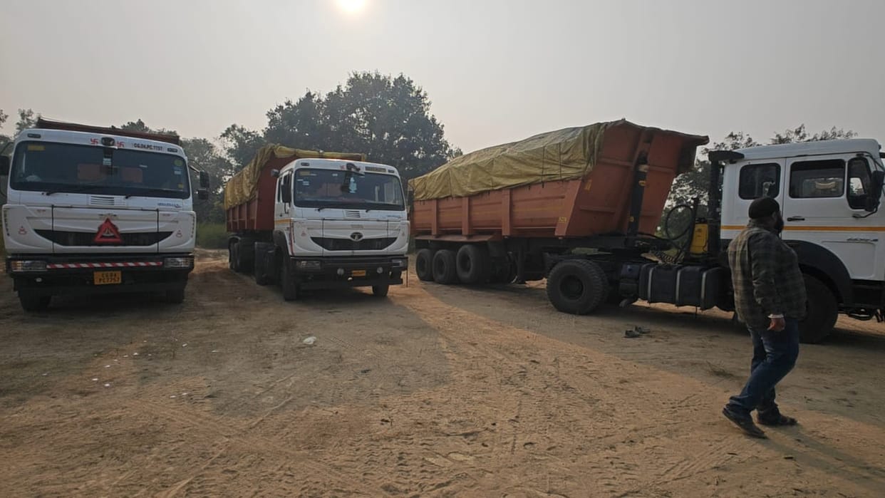 Shahdol News: Dhanpuri police seized three trucks of illegal coal from the forest
