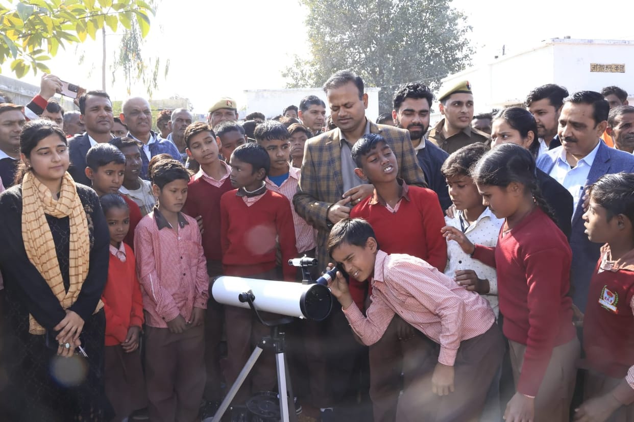 Students saw the moon and sun closely in the astronomy lab.