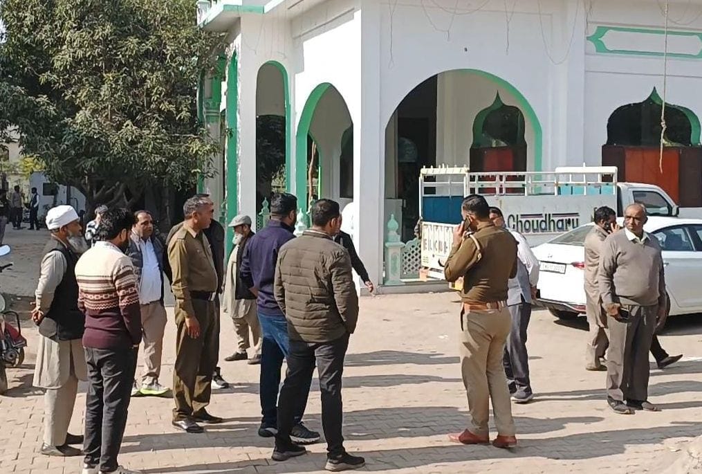 Controversy over construction of cow shed near Dargah, youth enraged
