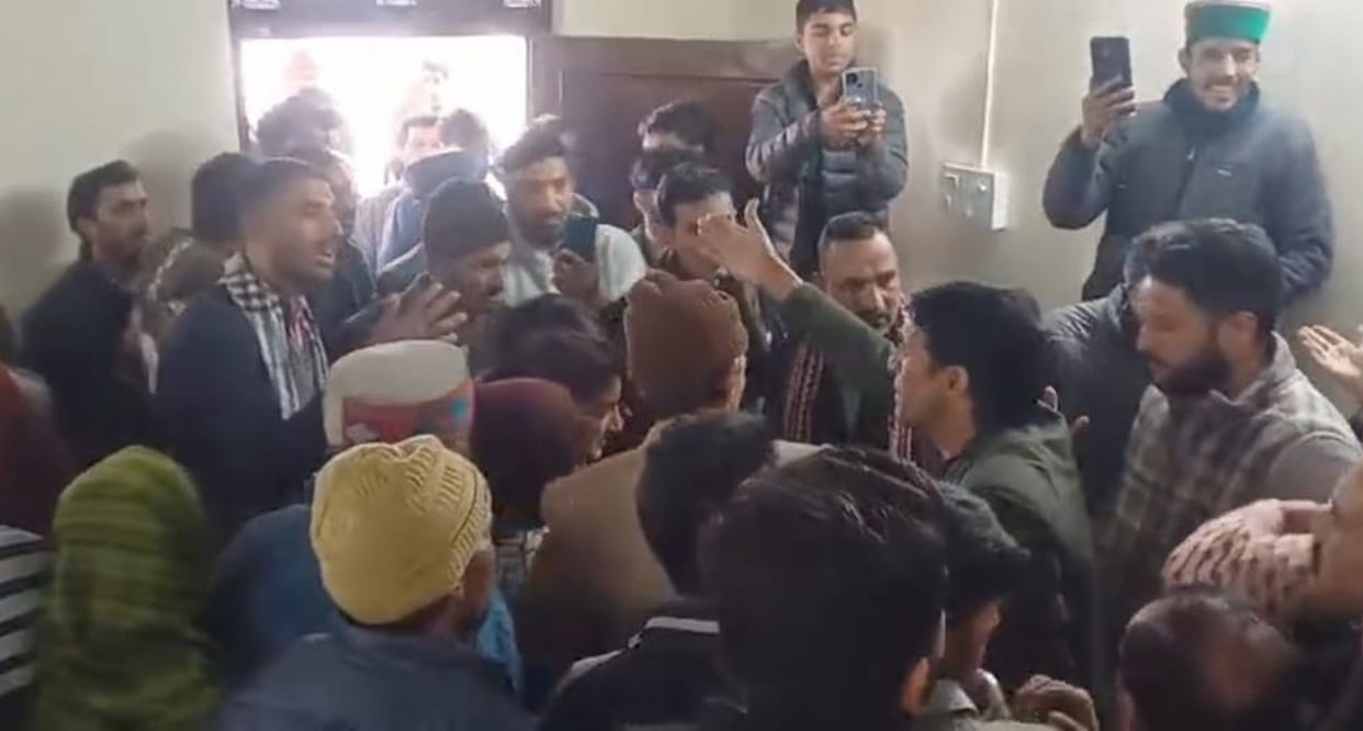 Ruckus over formation of Panchayat in Brehi, two groups clashed in Gram Sabha