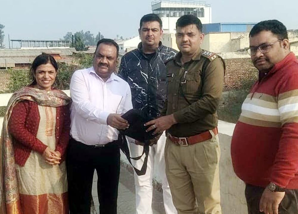 Police and toll worker showed honesty by returning the bag containing Rs. 1.65 lakh