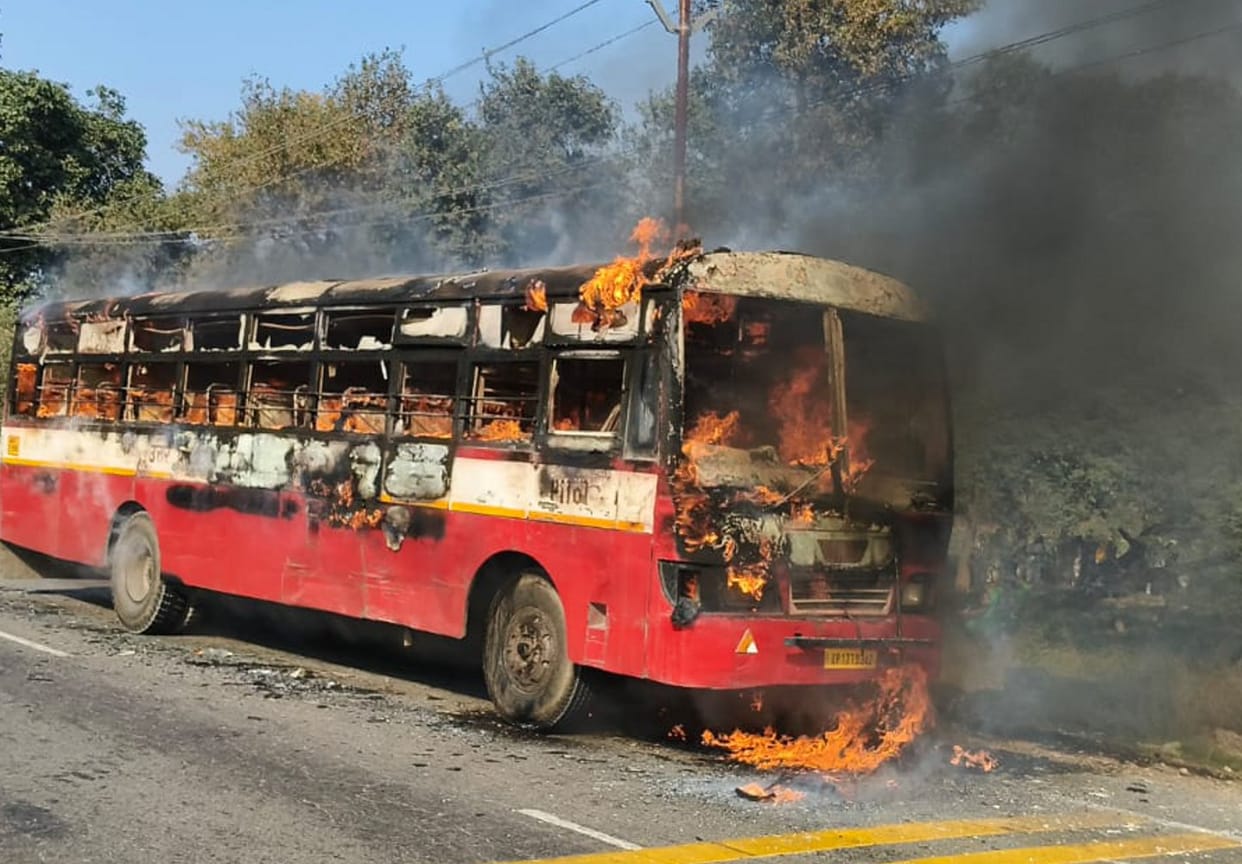 Bus burst into flames on highway, 35 passengers narrowly escaped