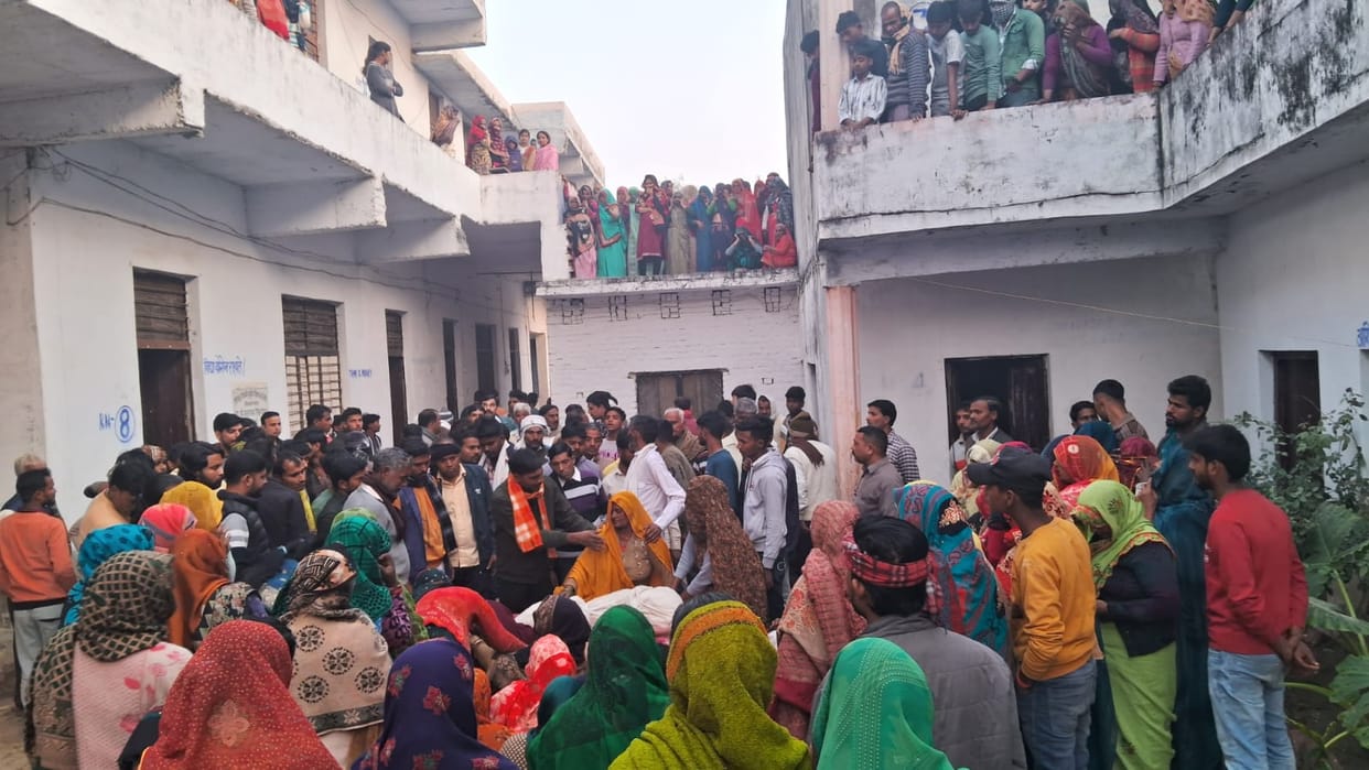 Mother faints after seeing dead body of youth killed in Jaipur accident