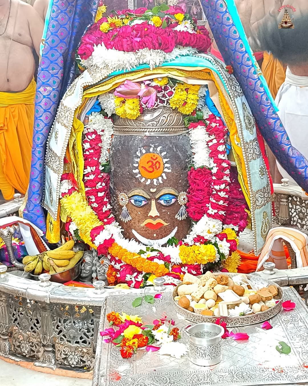Ujjain News: Baba Mahakal was adorned with Surya Tilak and Om on his forehead