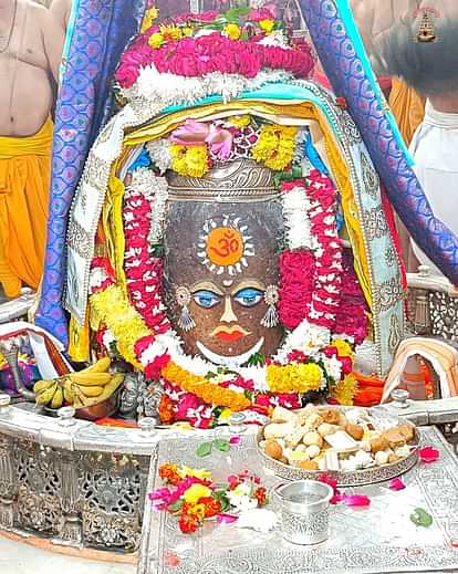 Ujjain News: मस्तक पर सूर्य और ॐ के साथ दमके बाबा महाकाल, भस्म आरती में गूंज उठा जय श्री महाकाल Ujjain News: Baba Mahakal was adorned with Surya Tilak and Om on his forehead