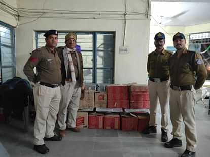 Chhindwara News: दमुआ में हो रही थी अवैध शराब की तस्करी, पुलिस ने कार में पकड़ी अंग्रेजी शराब, दो पर मामला दर्ज Police arrest 16 boxes of English liquor in car, 2 booked for illegal liquor in Damua