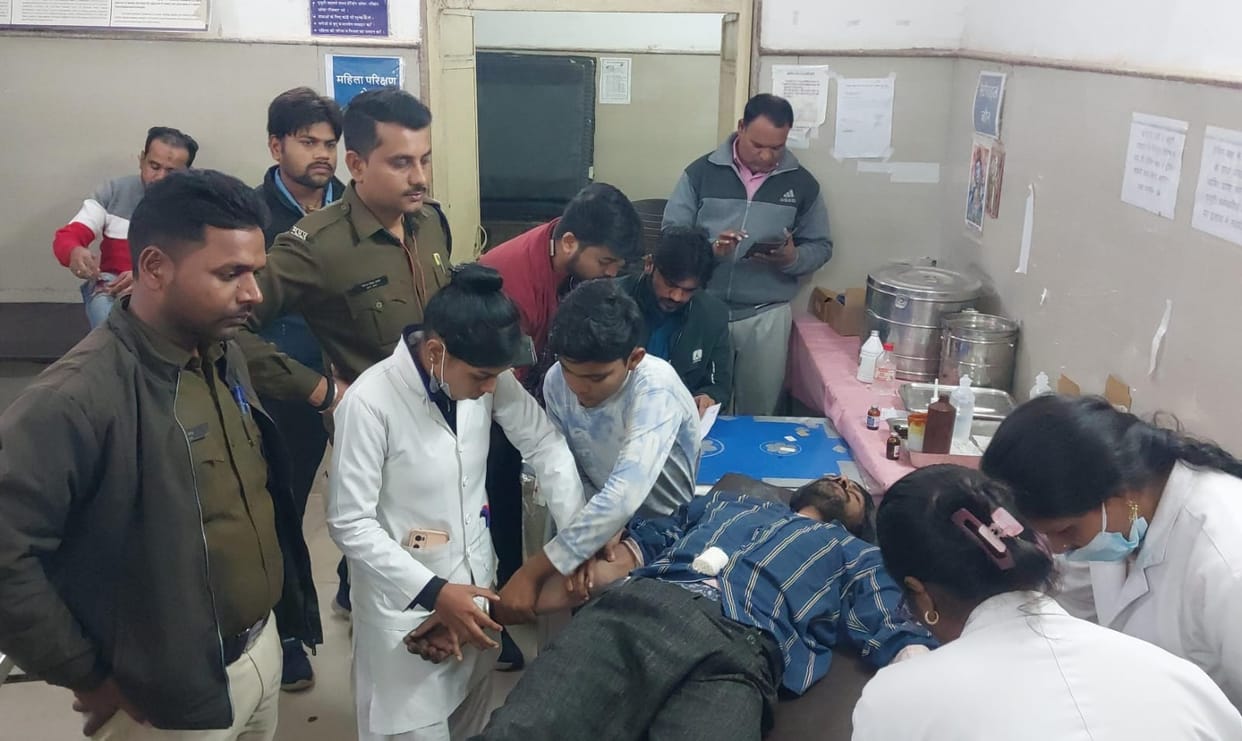 Damoh Wife bought new mobile, husband hanged himself in anger, police arrived on time and saved his life