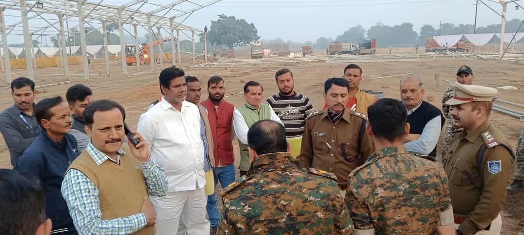 सभा स्थल का जायजा लेते कलेक्टर और पुलिस अधीक्षक