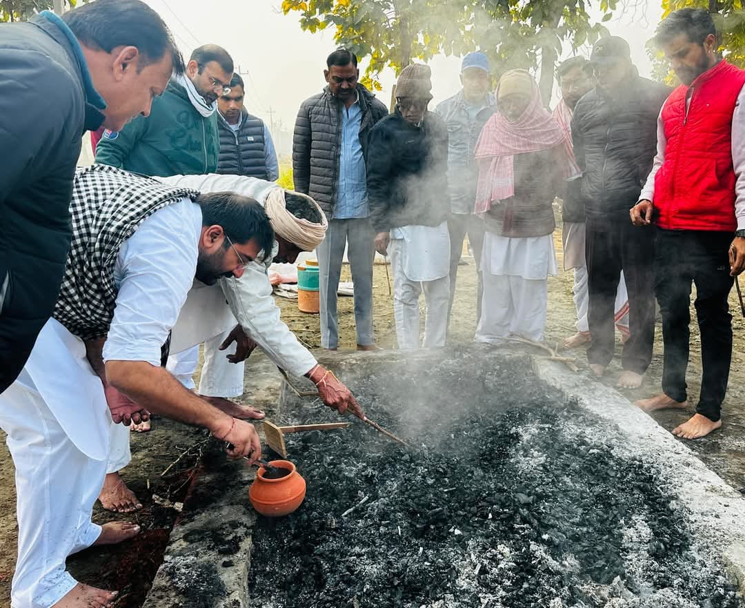 Grandsons plucked flowers from the funeral pyre of their grandfather Omprakash Chautala, today Defense Minister Rajnath Singh will reach Tejakheda.