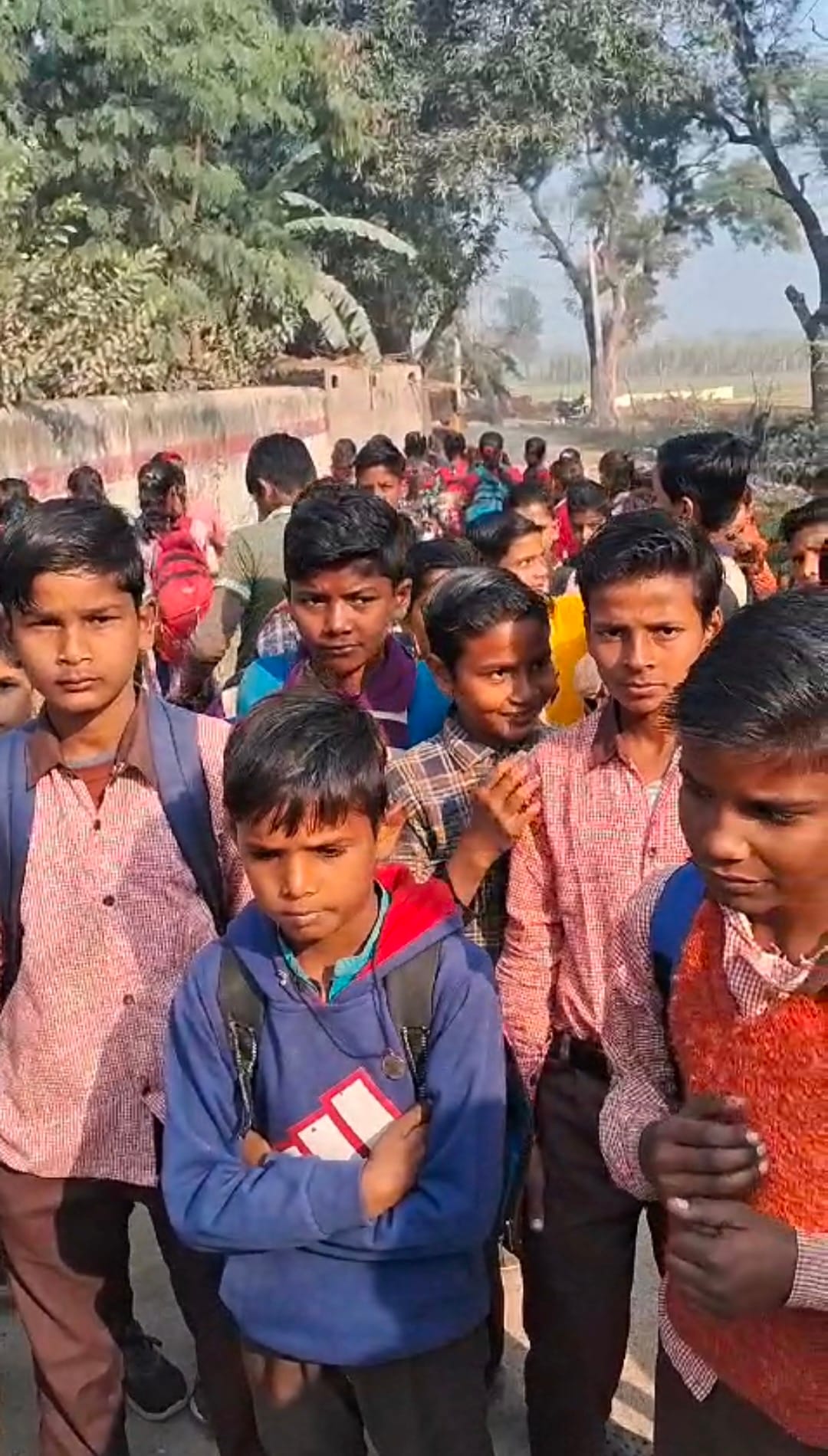 Guruji did not reach on time, children stood at the gate, video goes viral