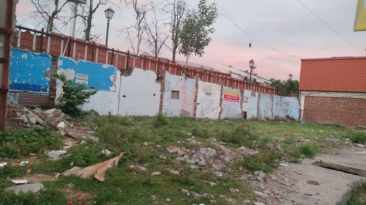 Even after two years, the glass wall outside the stadium has not been built