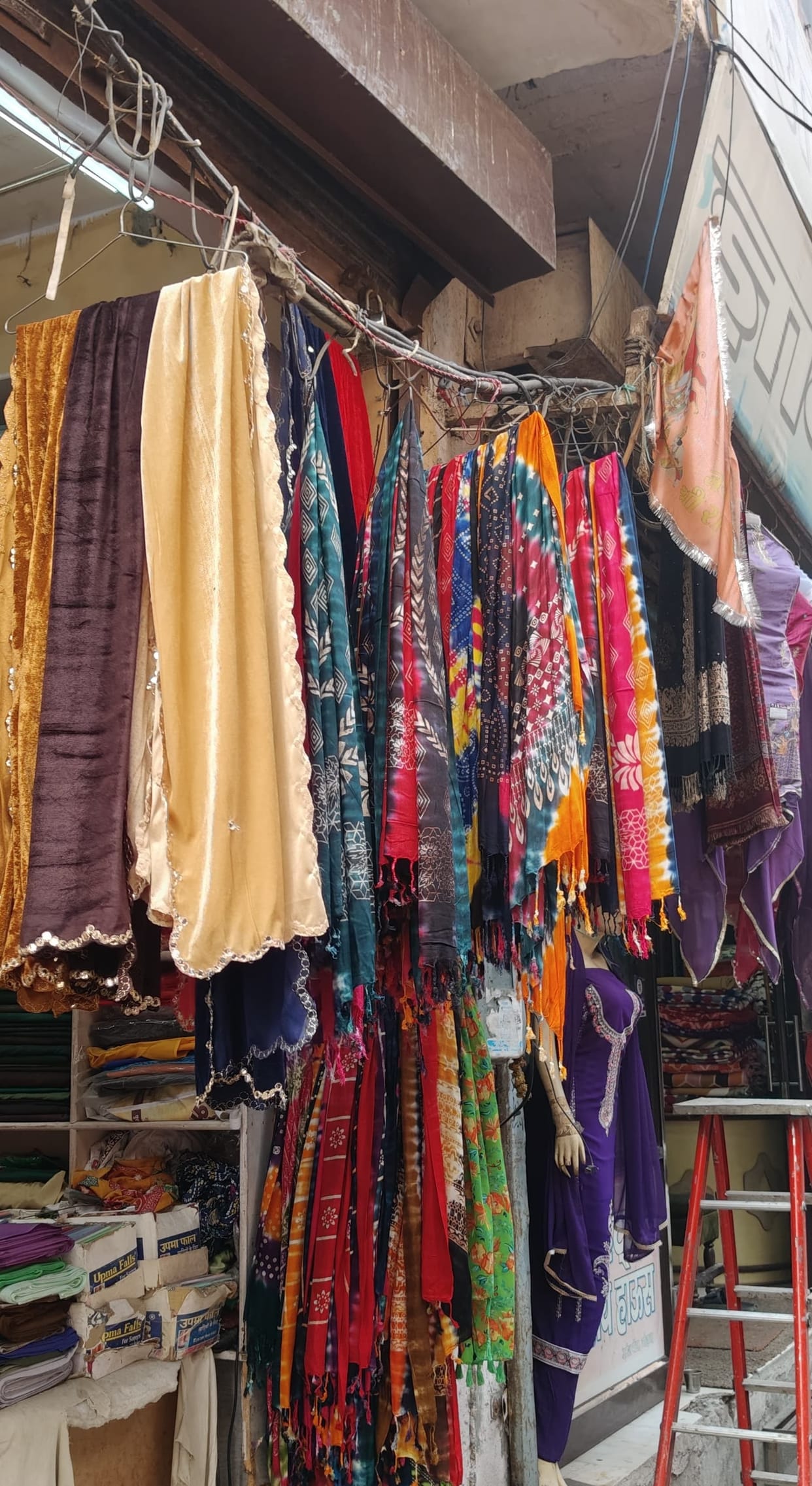 Negligence: Shopkeepers in the main market are hanging clothes on cables, a major accident may occur