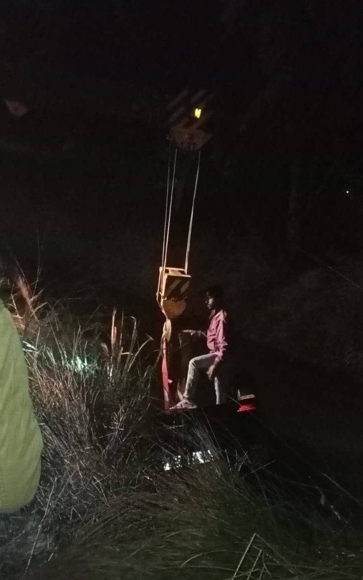 Car fell into a minor, people broke the glass and came out to save their lives, police took them out with a crane