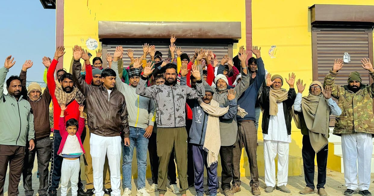 People protested against the Aadhar centre opened in Garhi Kesari