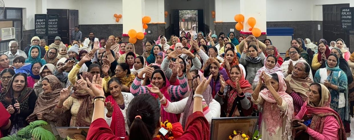 Devotees danced to the bhajans in Gauri Shankar temple