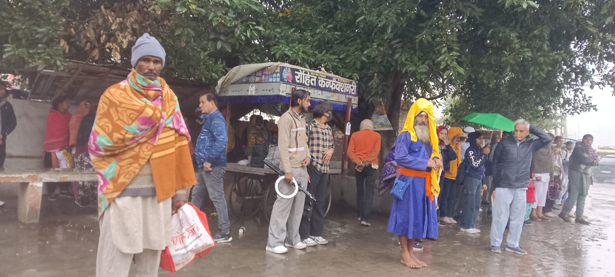 Many bus stops in the city do not have shelters, passengers face problems