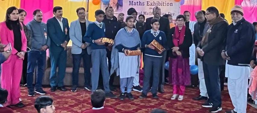 Gorakhpur and MP Rohi School team stood first in the quiz competition