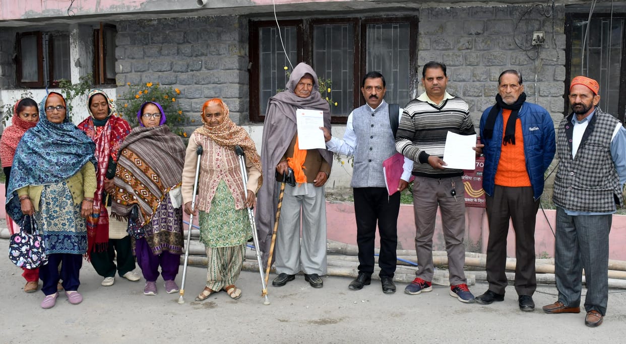 Protest against inclusion in new Panchayat, people reached DC office
