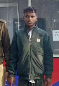After seeing the wife of a railway employee wearing jewellery at the wedding, a conspiracy to steal it was hatched