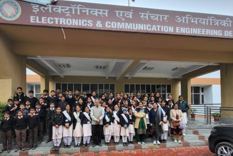 Students of Dangar School took an educational tour of NIT Hamirpur.