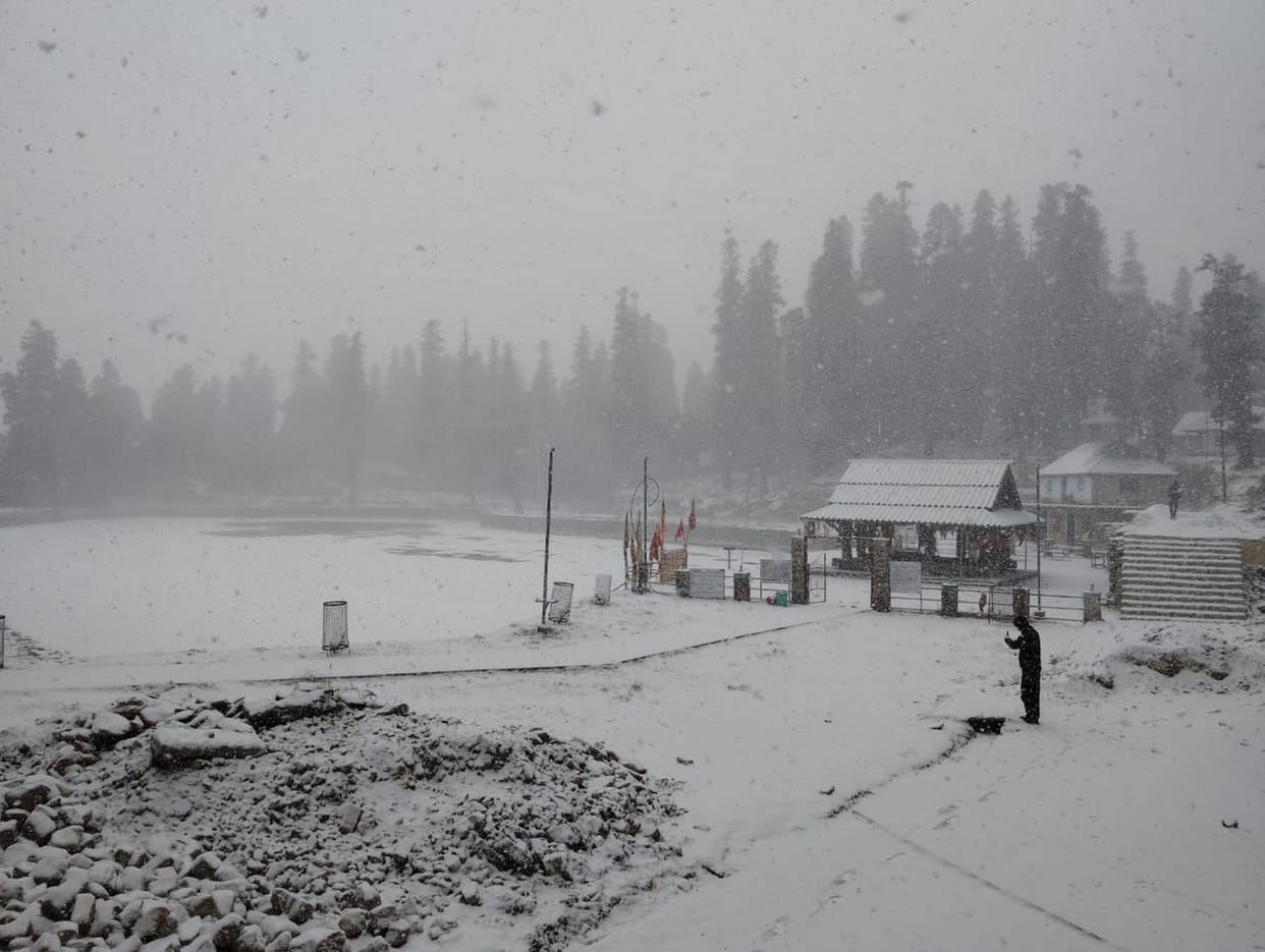 Gardeners and farmers blossomed due to snowfall and rain, 16 roads of Saraj disrupted