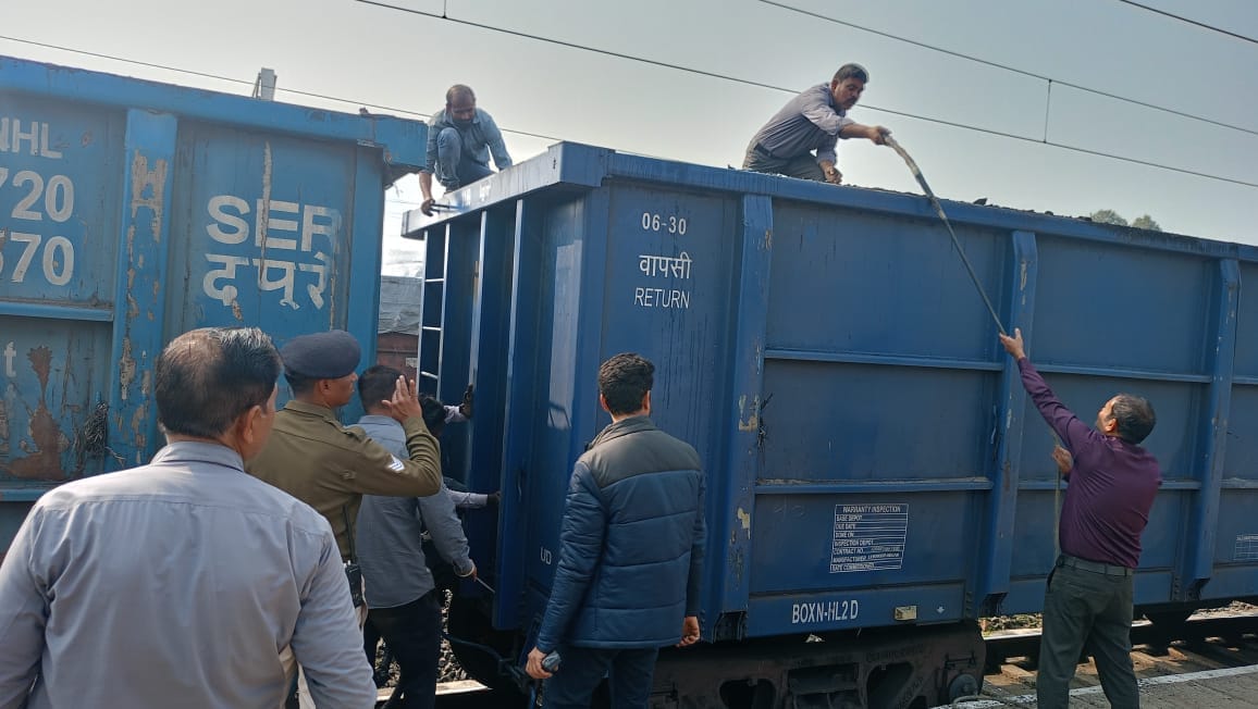 Shahdol News: Smoke came out from the compartment of a coal goods train parked at the railway station