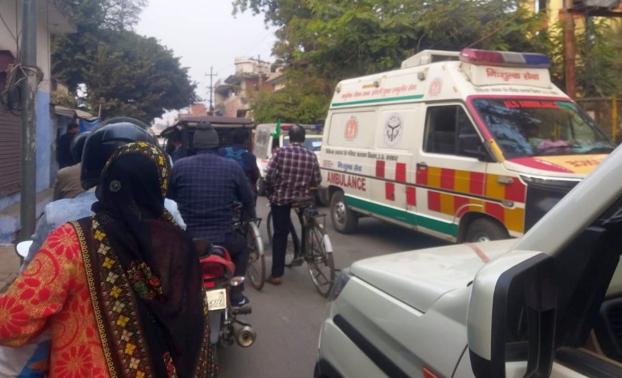 Traffic collapsed, ambulance got stuck in the jam
