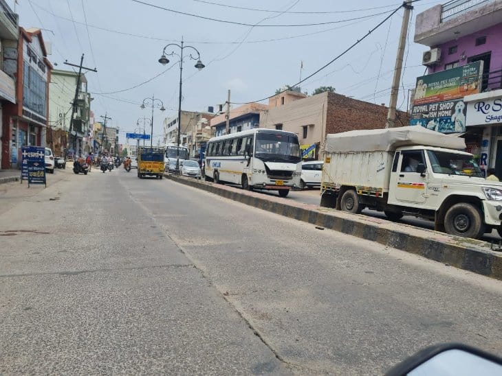 Reflector missing from divider, street light also closed