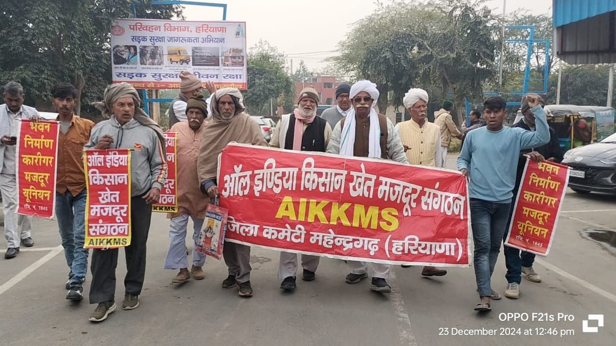 Farmer organizations demonstrated in the mini secretariat