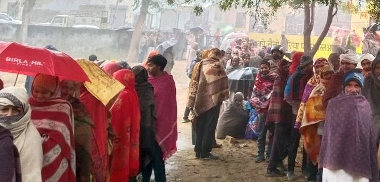 Farmers and women stood in the rain for urea fertilizer