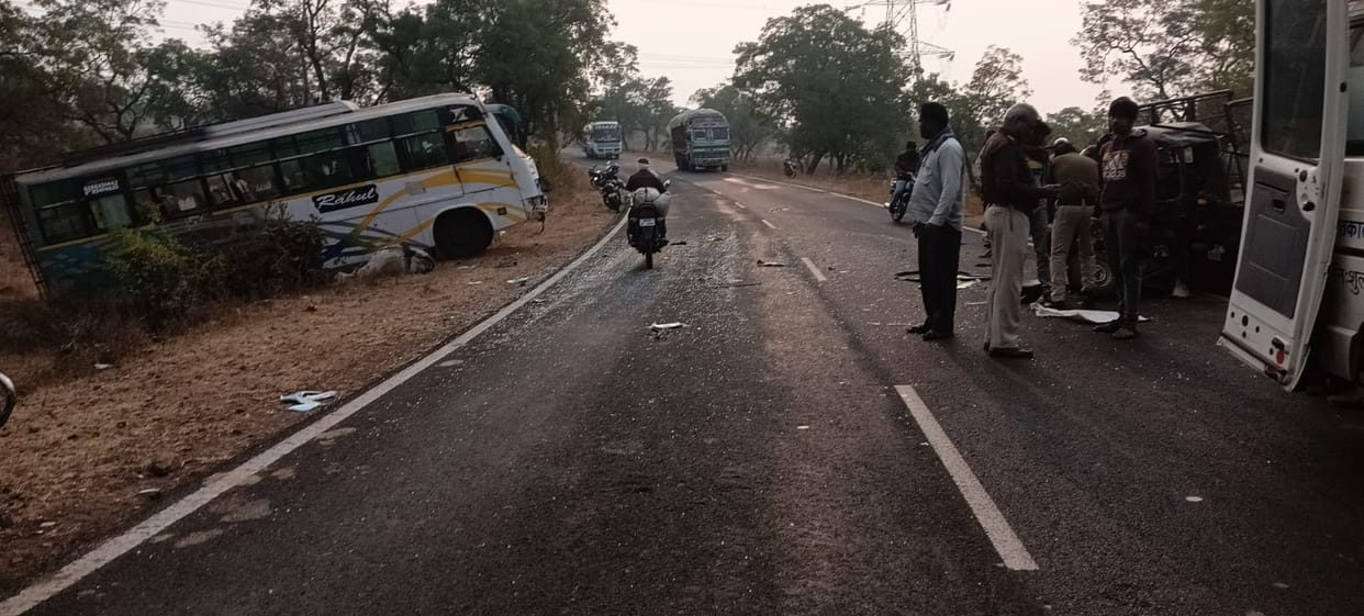 Damoh A bus coming to pick up villagers for the Prime Minister's program collided with an auto