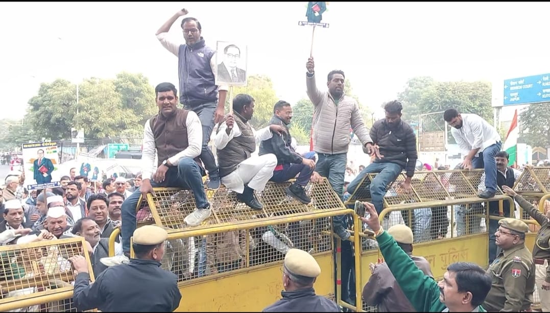 Ajmer : Congress demonstrated against the Home Minister's statement, workers climbed the barricades