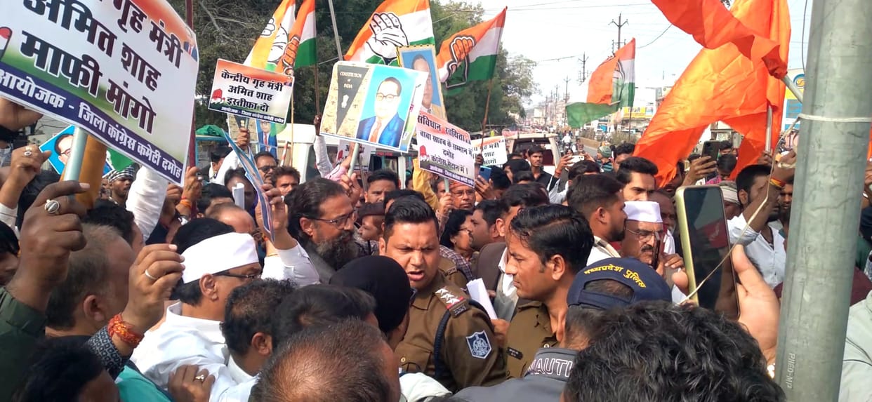 Damoh BJP and Congress supporters came face to face while garlanding Ambedkar's statue
