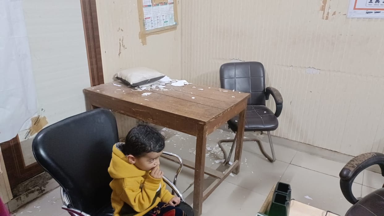 Plaster fell from the roof of Aadhar Card Centre, child narrowly escaped.
