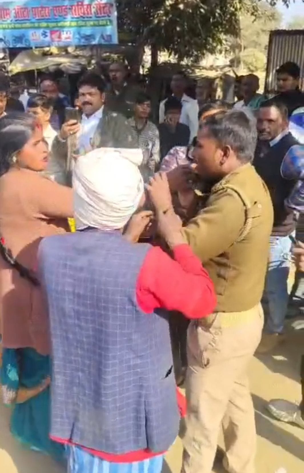 Traffic personnel beat up people in cars going to visit the temple