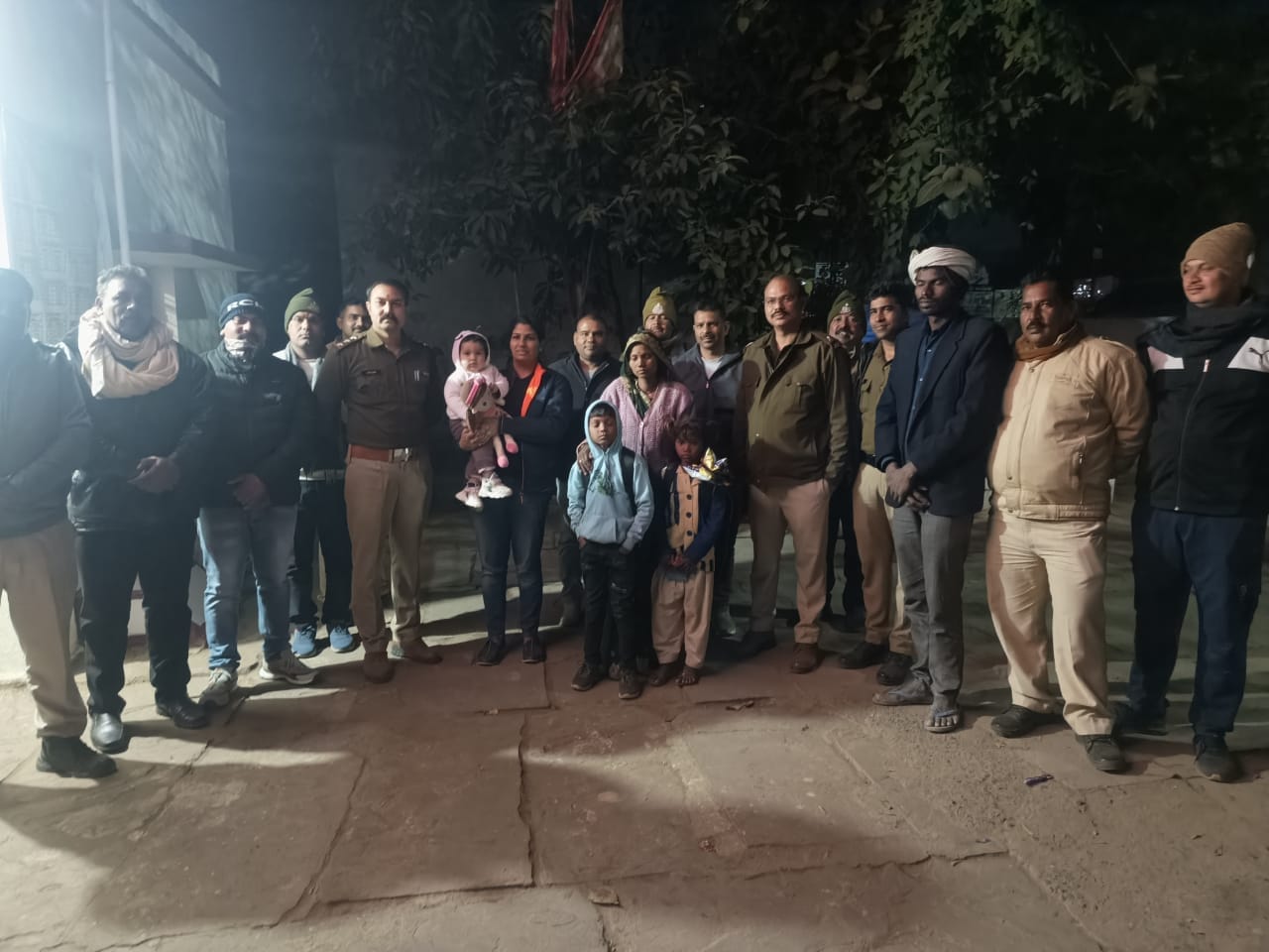 परिजनों के साथ खड़े बच्चे