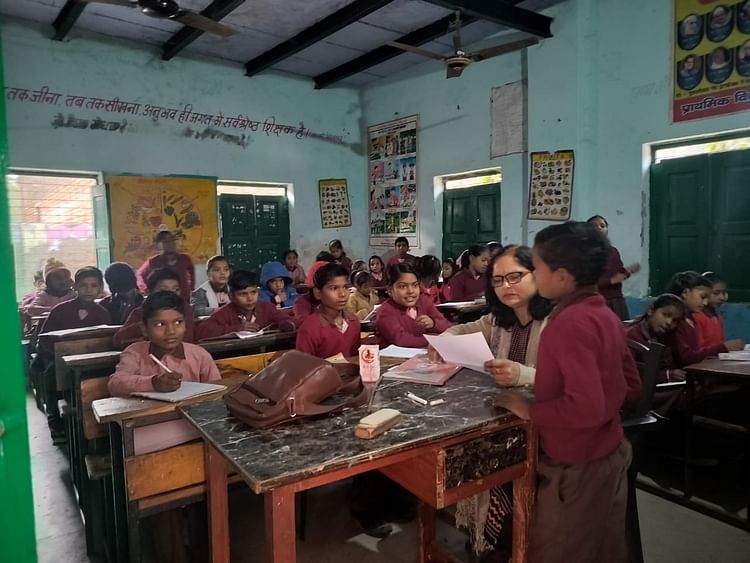 Mathura: परिषदीय विद्यालयों में शुरू हुईं अर्द्धवार्षिक परीक्षाएं, इन विषयों के हुए पेपर