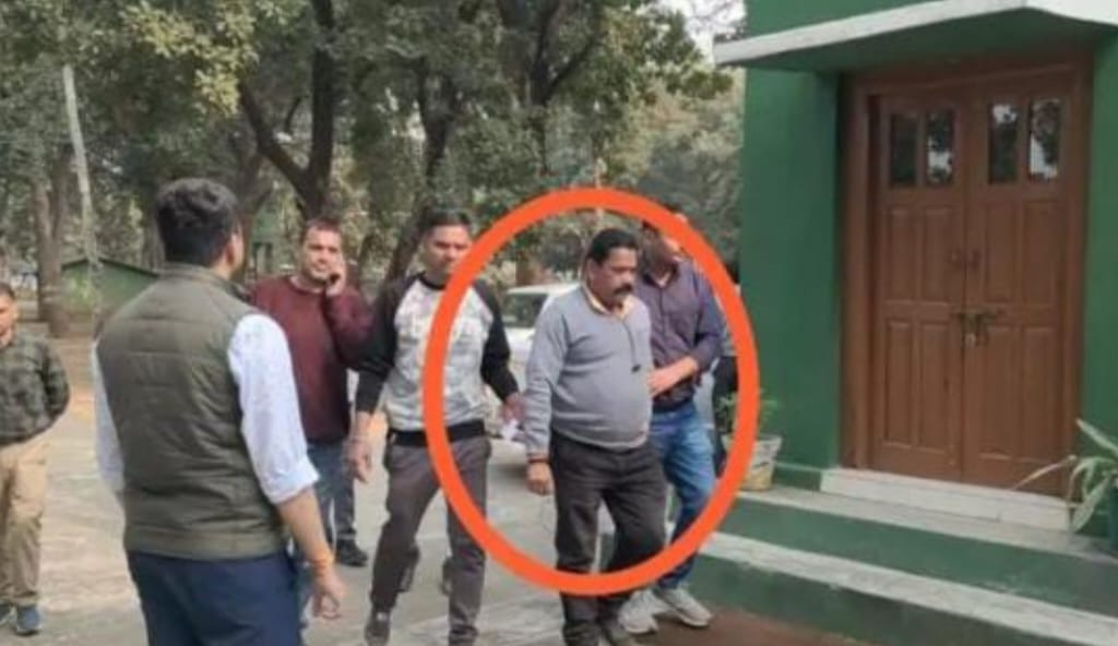 Umaria News Dharaya Secretary taking a bribe of 10 thousand had asked for bribe to pay bill