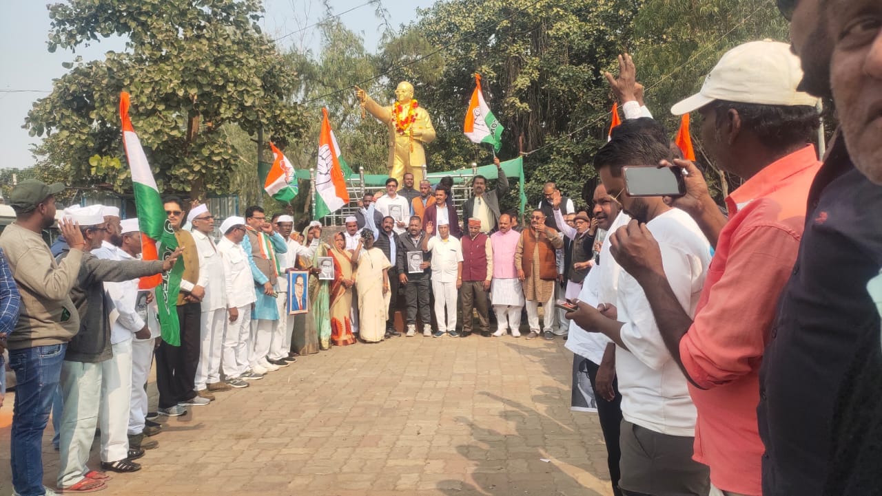 डॉ भीमराव अंबेडकर के प्रतिमा के सामने एकत्रित कांग्रेसी