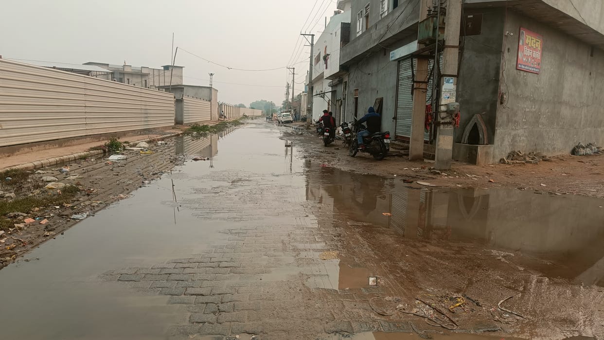 Contaminated water is accumulated on the road, residents of Ashok Nagar are facing problems since last six months
