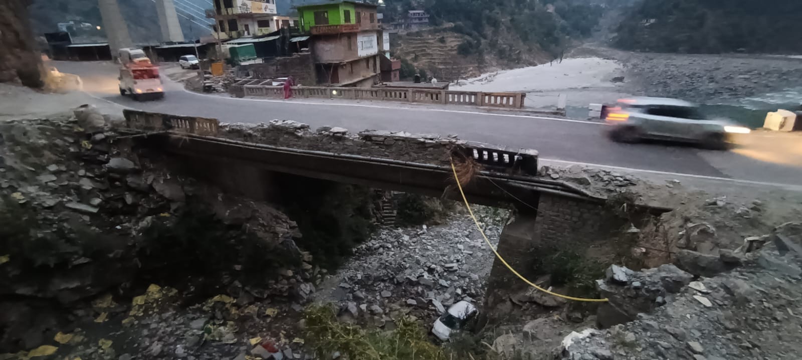A tourist died in a car accident which fell from the bridge in Hanogi.