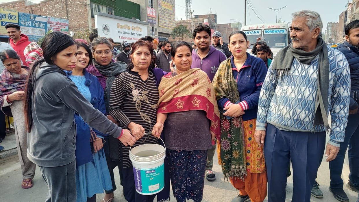Troubled by contaminated drinking water supply, people blocked Hisar Road, women sat on strike, said - sewerage water comes in the supply, how to drink it