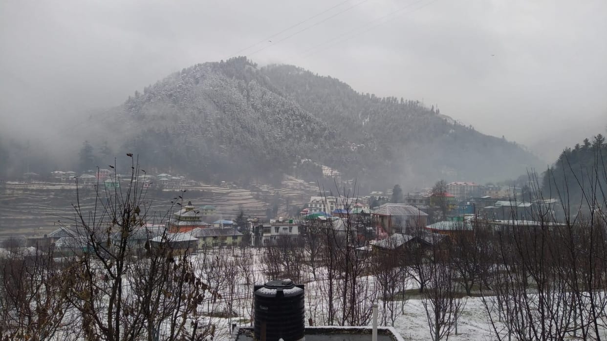 Roads blocked due to snowfall, six villages cut off from Saraj