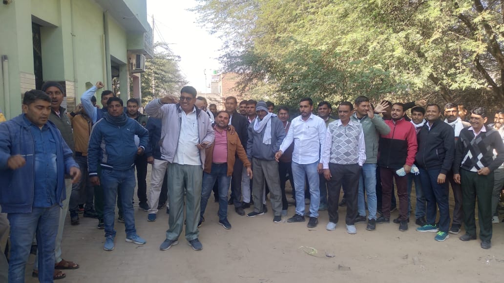 Electricity workers demonstrated