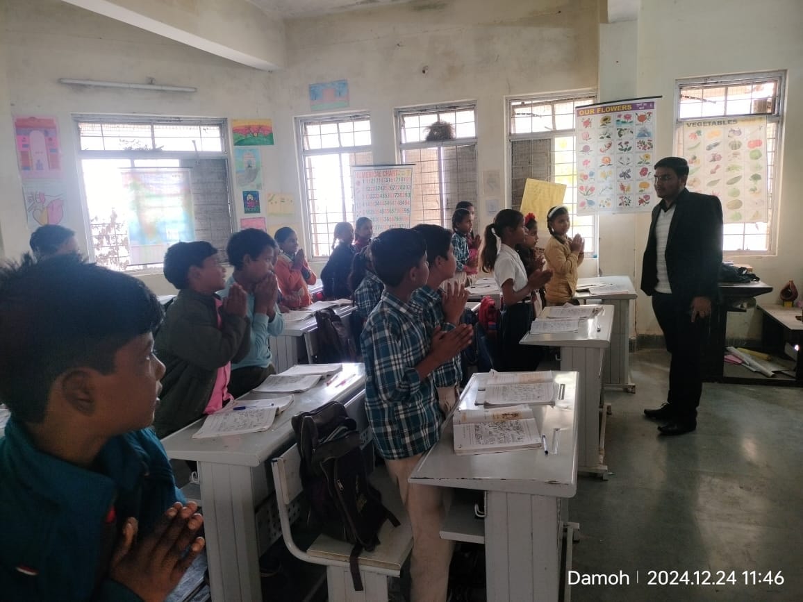 Damoh Teachers of CM Rise School were not able to teach the children in front of SDM, expressed displeasure and gave instructions to remove them
