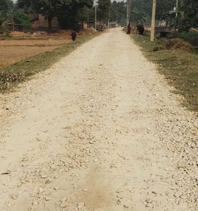 Contractor absconds leaving gravel on the road, passersby in trouble