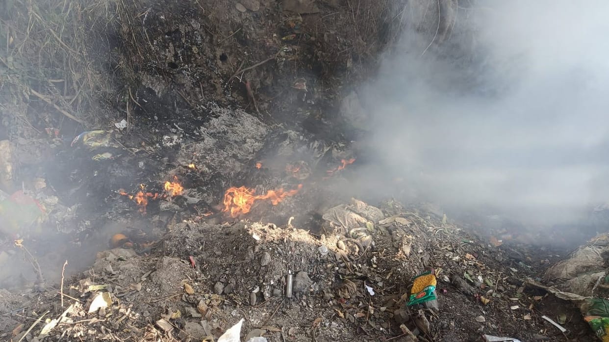 Fire broke out in Kuran dumping site, smoke spread in six panchayats, machinery worth crores burnt