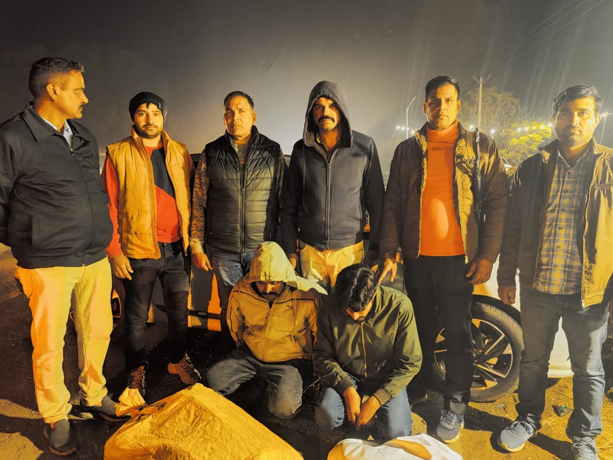 When the smugglers started running away, Sirsa police controlled them by hitting the glass with sticks, recovered 25 kg 60 grams of ganja leaves.